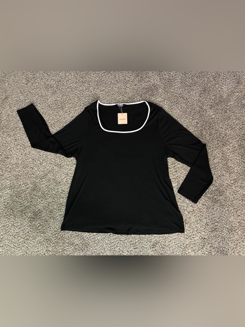 🎉 4/$25 NWT Black Long Sleeve Scoop Neck Top with White Piping